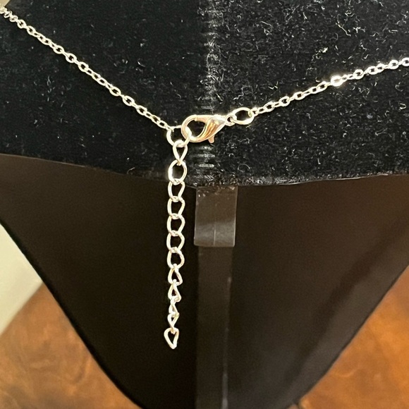 Hamsa NWOT Necklace - Picture 4 of 4